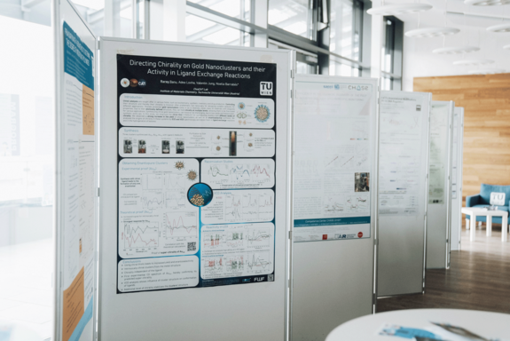 Eine Posterwand mit Präsentationen der wissenschaftlichen Ergebnisse.