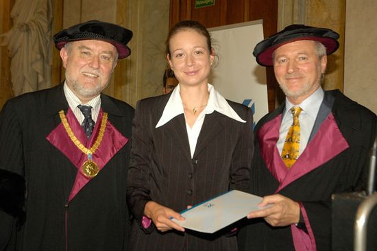 Monika Madl bei der Überreichung des Ing. Diploms durch Dekan Badurek und Studiendekan Benes (© unifoto.at)