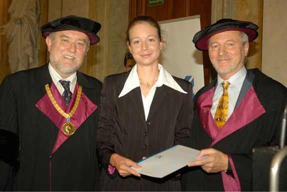 Monika Madl bei der Überreichung des Ing. Diploms durch Dekan Badurek und Studiendekan Benes (© unifoto.at)