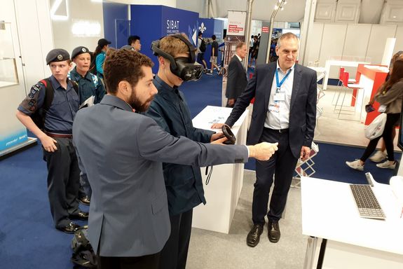 Marcos Jacinto (left), a young visitor ewaring VR-glasses, testing a simulation (middle) and Prof. Berens (right)