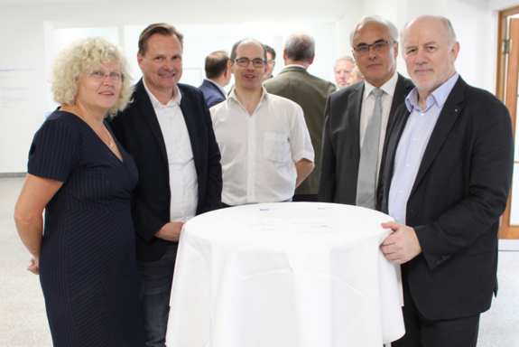 Fünf Menschen beim Tisch