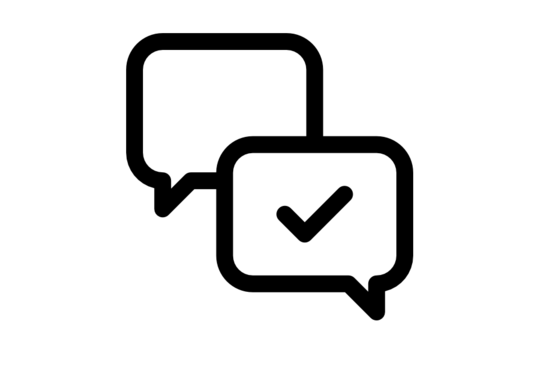 Das Bild zeigt ein Icon, welches aus zwei eckigen Sprechblasen besteht. Eine Sprechblase kommt von links und eine von rechts, es wird also ein Austausch angedeutet. Die linke Sprechblase ist leer, die rechte zeigt eine großen Haken.