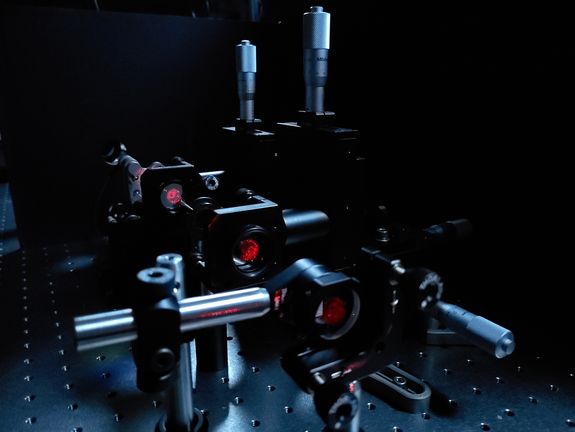 Die optischen Elemente des Experiments im Labor