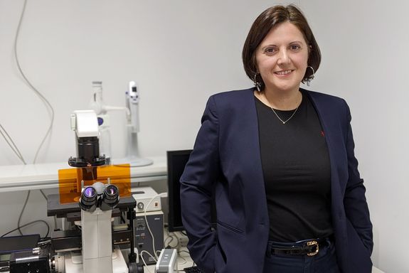 Sonia Prado-López in ihrem Labor. Sie trägt einen dunkelblauen Blazer mit schwarzem Oberteil.