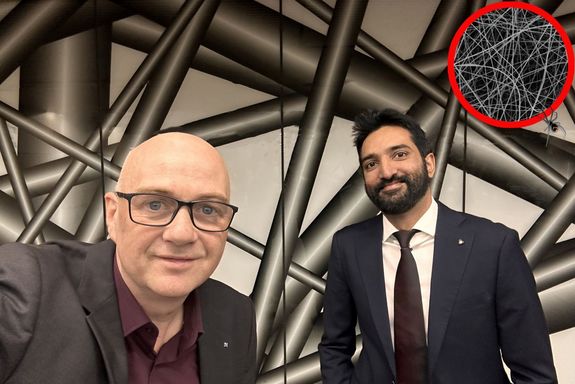 zwei Personen vor einer Wand