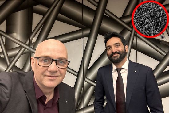 zwei Personen vor einer Wand 