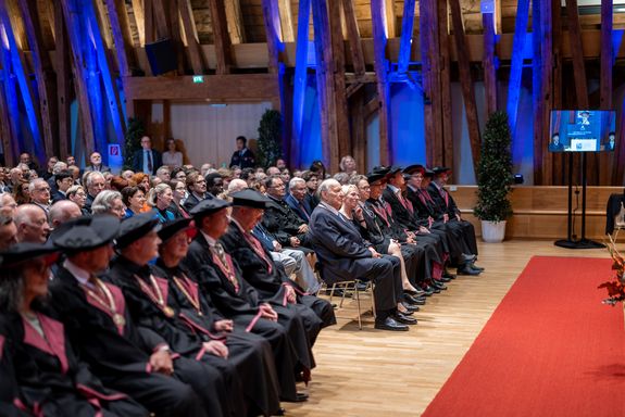 ein Teil des Publiums ist zu sehen. In der vorderen Reihe die Dekan_innen und Studiendekan_innen, dahinter die geladenen Gäste.