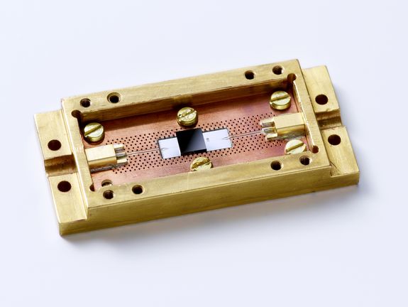 Das an der TU Wien verwendete Quantensystem: In der Mitte sitzt ein schwarzer Diamant mit Stickstoffatomen, sie koppeln an das Licht eines Mikrowellenresonators.