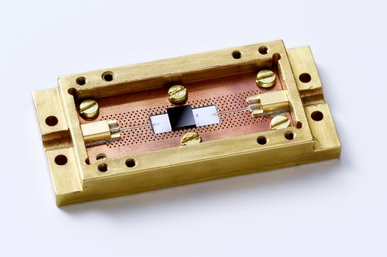 Das an der TU Wien verwendete Quantensystem: In der Mitte sitzt ein schwarzer Diamant mit Stickstoffatomen, sie koppeln an das Licht eines Mikrowellenresonators.