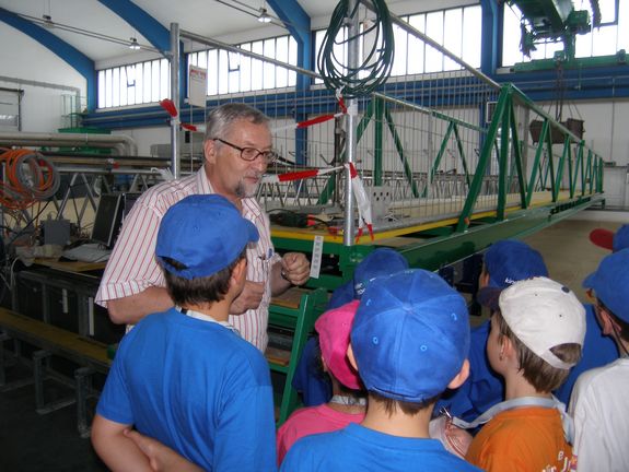Vorlesung im Wasserbaulabor der TU Wien. Vorlesung im Wasserbaulabor der TU Wien.