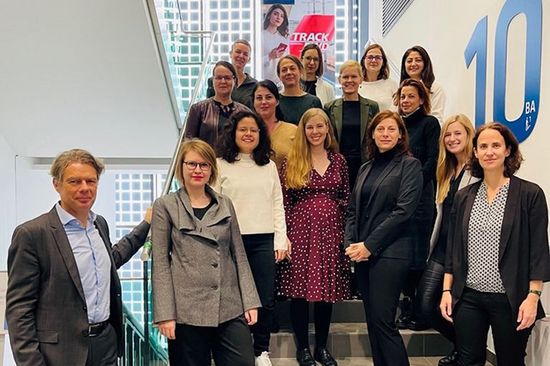 Gruppenfoto auf Treppe