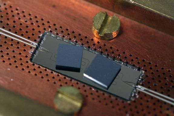 Zwei kleine scharze quadratische Platten (Diamanten)