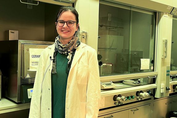Sarah Nistler in ihrem Labor. Sie trägt einen weißem Laborkittel..