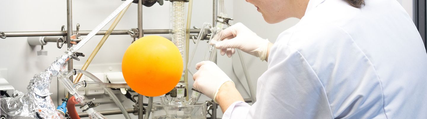 Eine Studierende arbeitet an einem komplexen Experiment