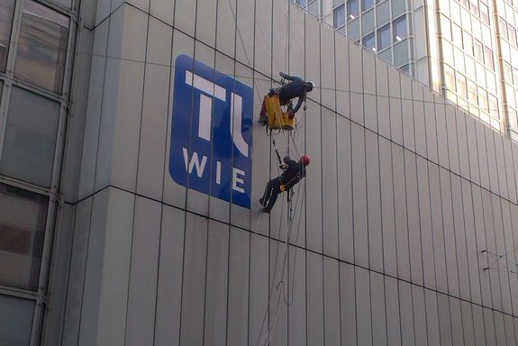Logoinstallation am Freihaus