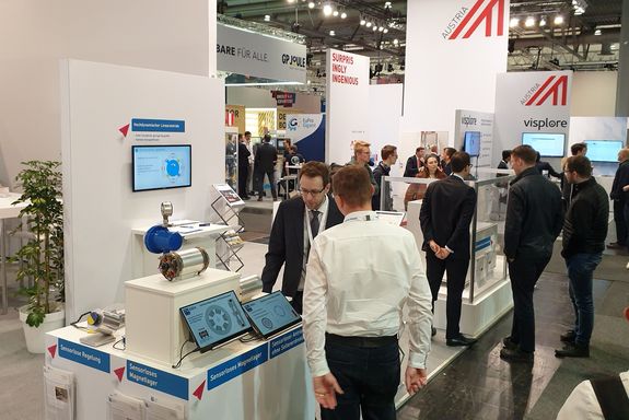 Richard Spießberger (li.) und Raphael Beyerle (mi.) im Gespräch mit Interessenten