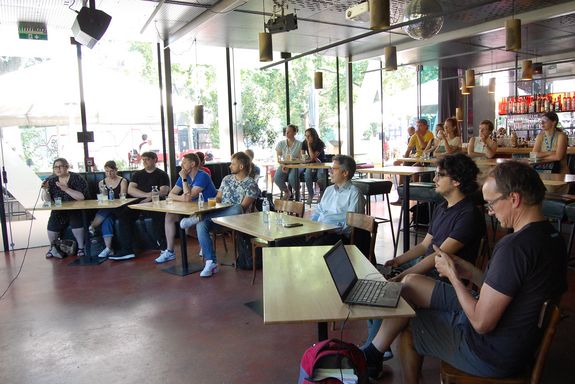 Zuhörer_innen der Logic Lounge, sitzend