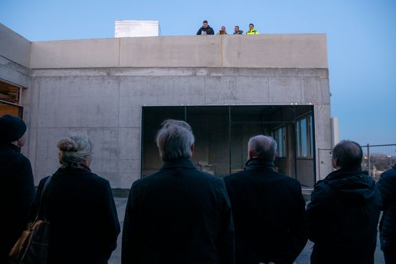 Von der Baufirma wird der Richtspruch vorgetragen.