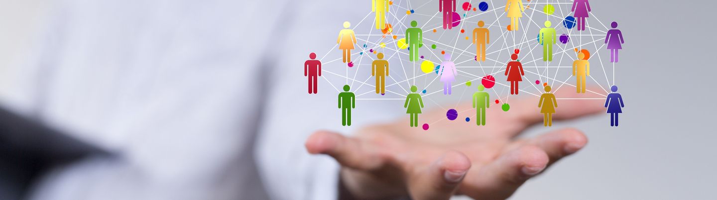 Hand mit vielen bunten Personen in grafischer Aufbereitung