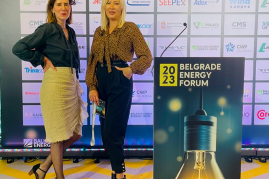 [Translate to English:] Two Women standing