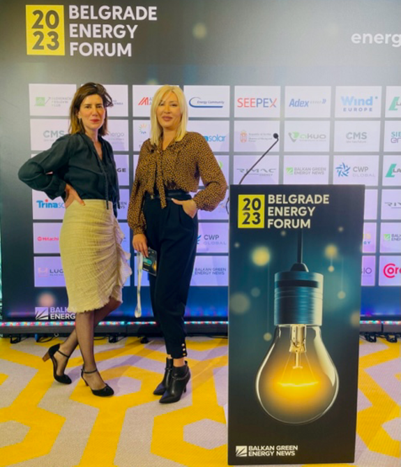 [Translate to English:] Two Women standing