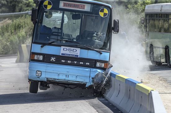 Spektakuläre Experimente: Mit dem Bus gegen die Betonschutzwand