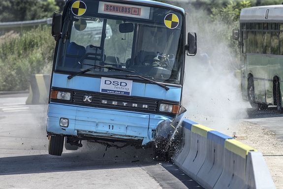 Spektakuläre Experimente: Mit dem Bus gegen die Betonschutzwand