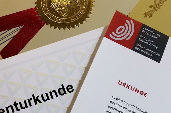 Patent- und Lizenzmanagement Die Mitarbeiter_innen des Bereichs „Patent‐ und Lizenzmanagement“ unterstützen Erfinder_innen der TUW bei Patentanmeldungen und beim Patentmanagement ebenso wie bei der Umsetzung und Verwertung von Erfindungen.