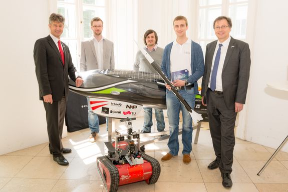 Harald Kainz, TU Austria-Präsident und Rektor der TU Graz, und sein Amtskollege Rektor Wilfried Eichlseder von der Montanuni Leoben nehmen Vertretern von drei Studierendeninitiativen in ihre Mitte.