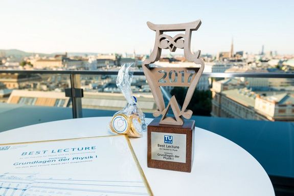 Trophäe und eine Urkunde