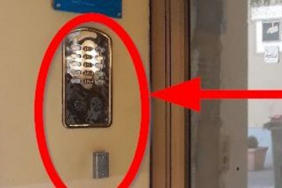 Klingeltableau auf der linken Seite Ansicht der Eingangstüre mit Klingelknöpfen