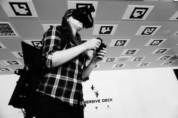 ein Mädchen mit VR-Brille 