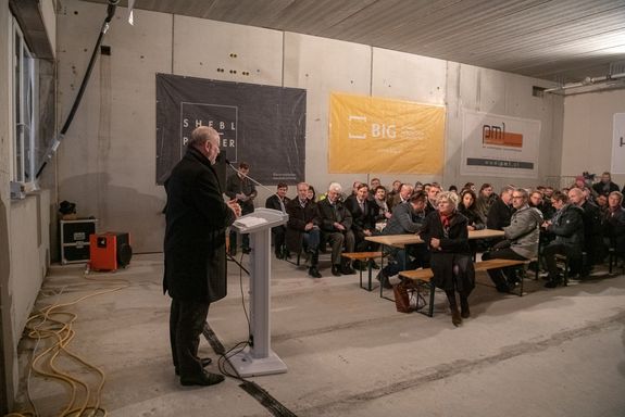 Vizerektor Eberhardsteiner informiert über den Projektstand und dankt den anwesenden Firmen für die bisherigen zeitgerechten und engagierten Arbeiten.