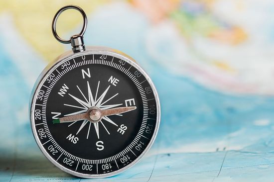 Kompass auf Weltkarte