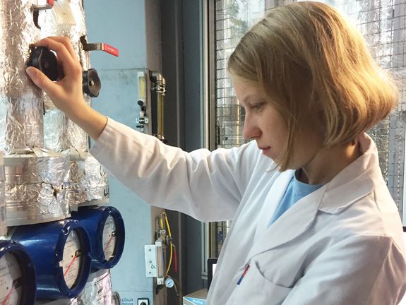 Anna Mauerhofer im Labor an der TU Wien