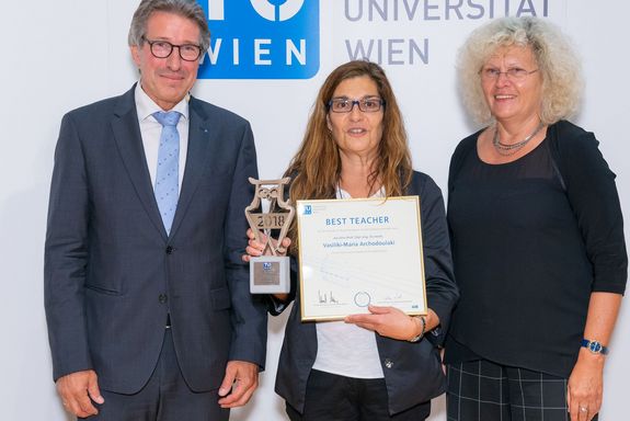 Best Teacher 2018: Vasiliki-Maria Archodoulaki In der Mitte steht Vasiliki-Maria Archodoulaki mit ihrem Best Teaching Award. Zu ihrer linken steht Vizerektor Kurt Matyas, zu ihrer rechten Rektorin Sabine Seidler