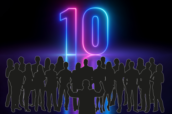 Zahl 10 in der Mitte (in den Farben Blau und Rosa), direkt davor eine Dirigentensilhouette, links und rechts davon Silhouetten von Sänger_innen