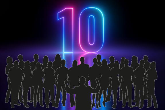 Zahl 10 in der Mitte (in den Farben Blau und Rosa), direkt davor eine Dirigentensilhouette, links und rechts davon Silhouetten von Sänger_innen