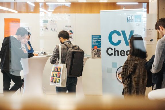 Stand CV Check mit Menschen, die sich beraten lassen