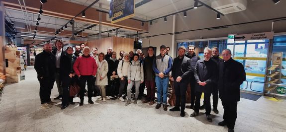 Prof. Martens mit den Führungsteilnehmer_innern