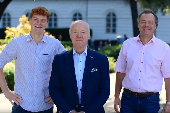 30 Jahre – 3 Generationen Familie Ertl vor der TU Wien am Karlsplatz