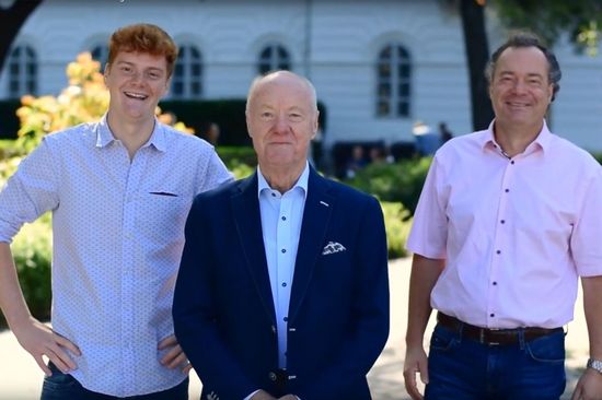 Familie Ertl vor der TU Wien am Karlsplatz