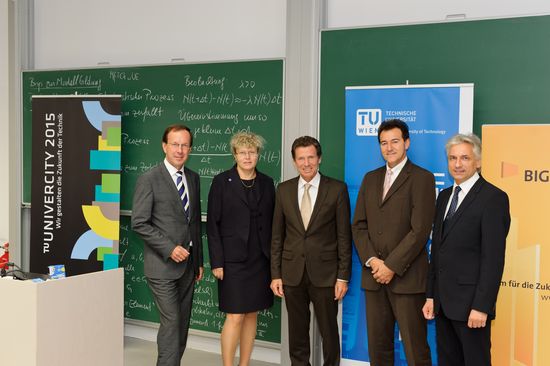 v.l.n.r.: BIG-Geschäftsführer Wolfgang Gleissner, TU-Rektorin Sabine Seidler, Bundesminister Karlheinz Töchterle, Dekan Bernhard Geringer, Architekt Gerhard Kratochwil