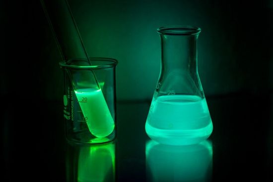 Fluoreszierende Flüssigkeit in den Kolben