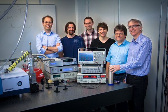 Stefan Rotter (Theoretische Physik), Martin Brandstetter (Photonik), Matthias Liertzer (Theoretische Physik), Christoph Deutsch (Photonik), Joachim Schöberl (Mathematik), Karl Unterrainer (Photonik) (v.l.n.r)