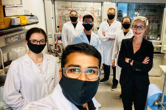 Sieben Personen im Forschungslabor