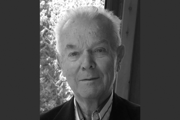 Porträtbild Prof. Engel in Schwarzweiß. Grauer Seitenrand.