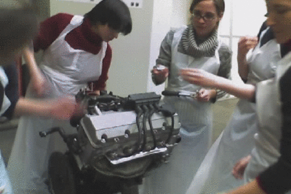 Frauen zerlegen einen Motor3