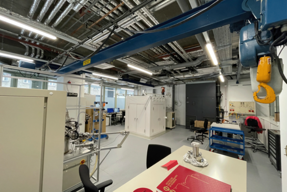 Laborraum der TUW. Rohre an der Decke sichtbar, Schreibtisch im Vordergrund.