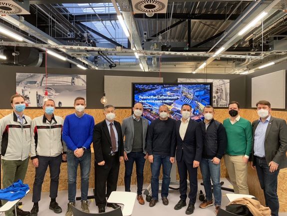 Group Picture with Jens Brücker, Plant Manager Porsche Zuffenhausen